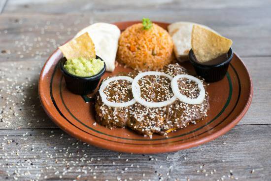 Mole poblano con pechuga deshuesada