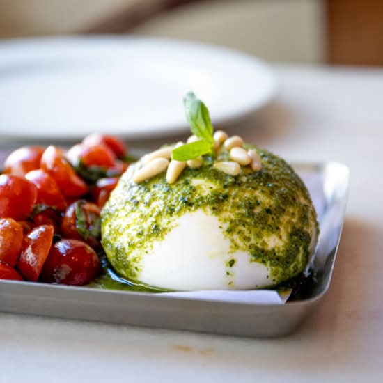 Burrata cremosa com Pesto