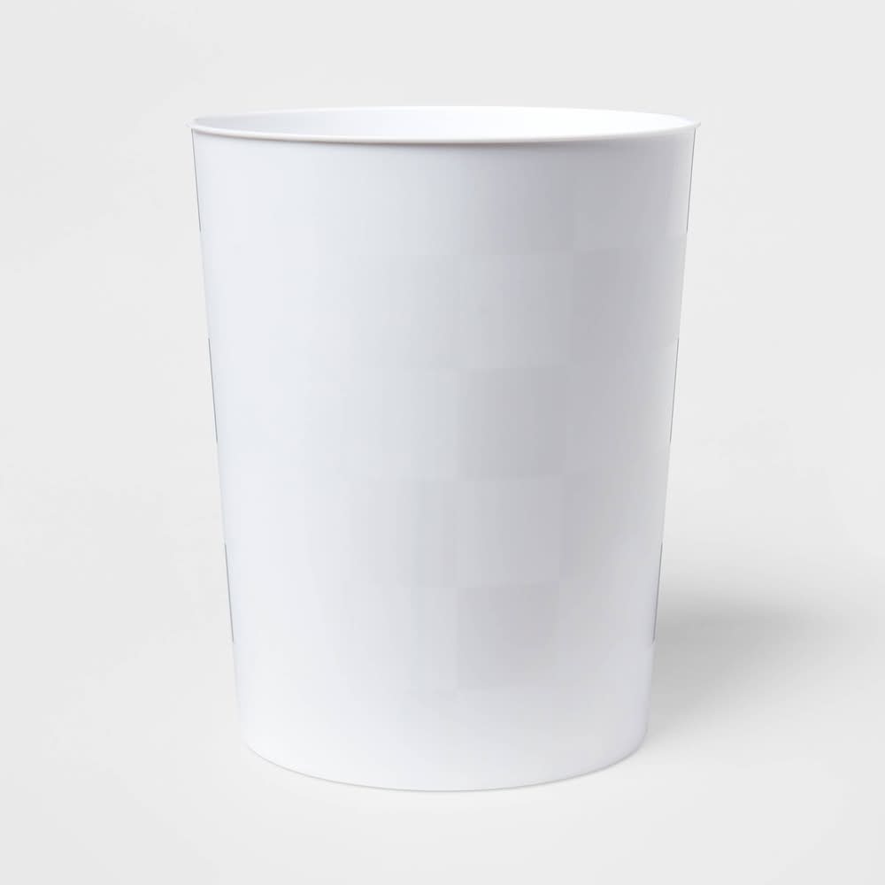 Room Essentials Plastic Wastebasket 7.5 L, 10.5 in, White