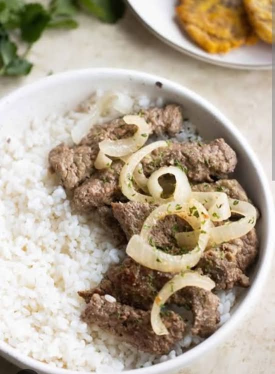 Bistec encebollado