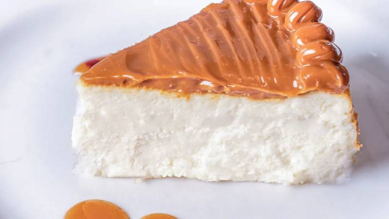 NOCHES CHEESECAKE WITH DULCE DE LECHE