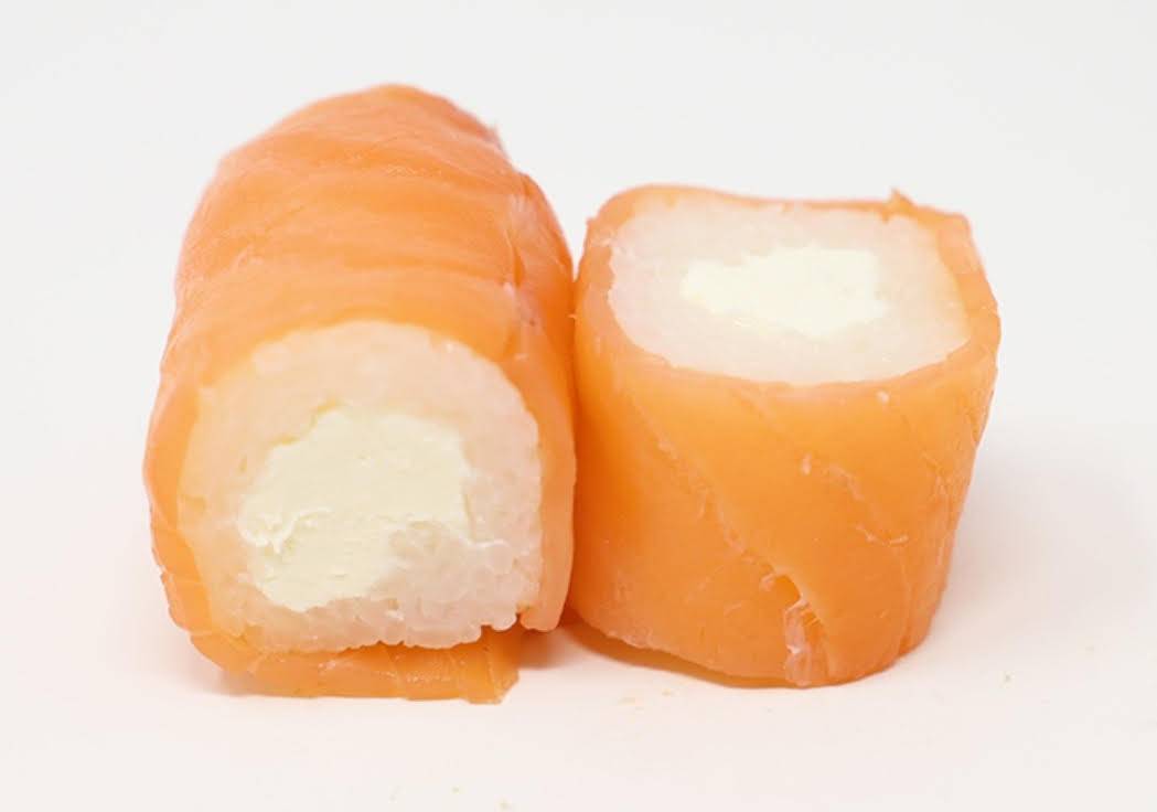 72- Roll sans algues de saumon fumé cheese ciboulette