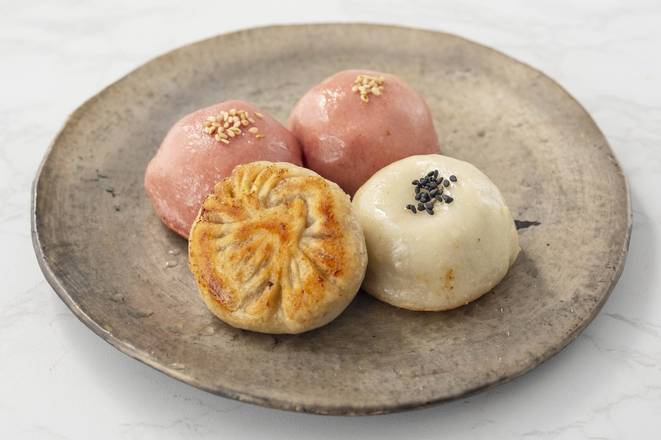 焼き小籠包MIX（６個入り） Assorted Pan-Fried Soup Dumplings Mixed (6 Pieces)