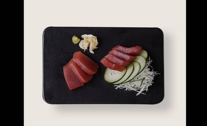 Sashimi de atún corte grueso