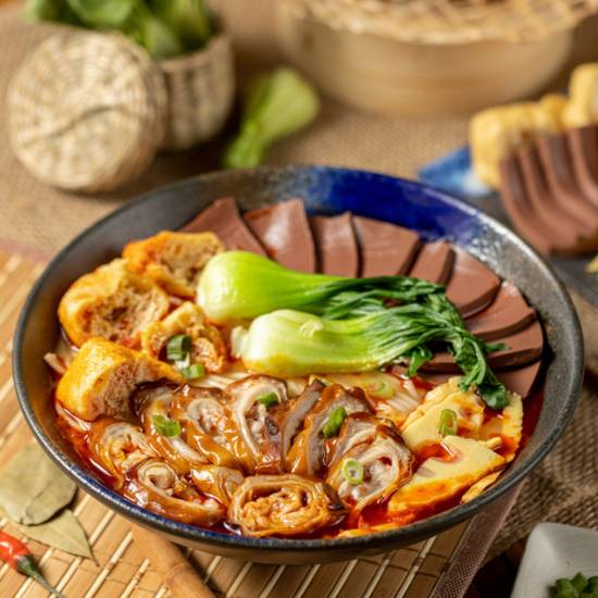 果木烟熏肠旺米线 Braised Pork Intestine & Red Konjac in Spicy Rice Noodle Soup