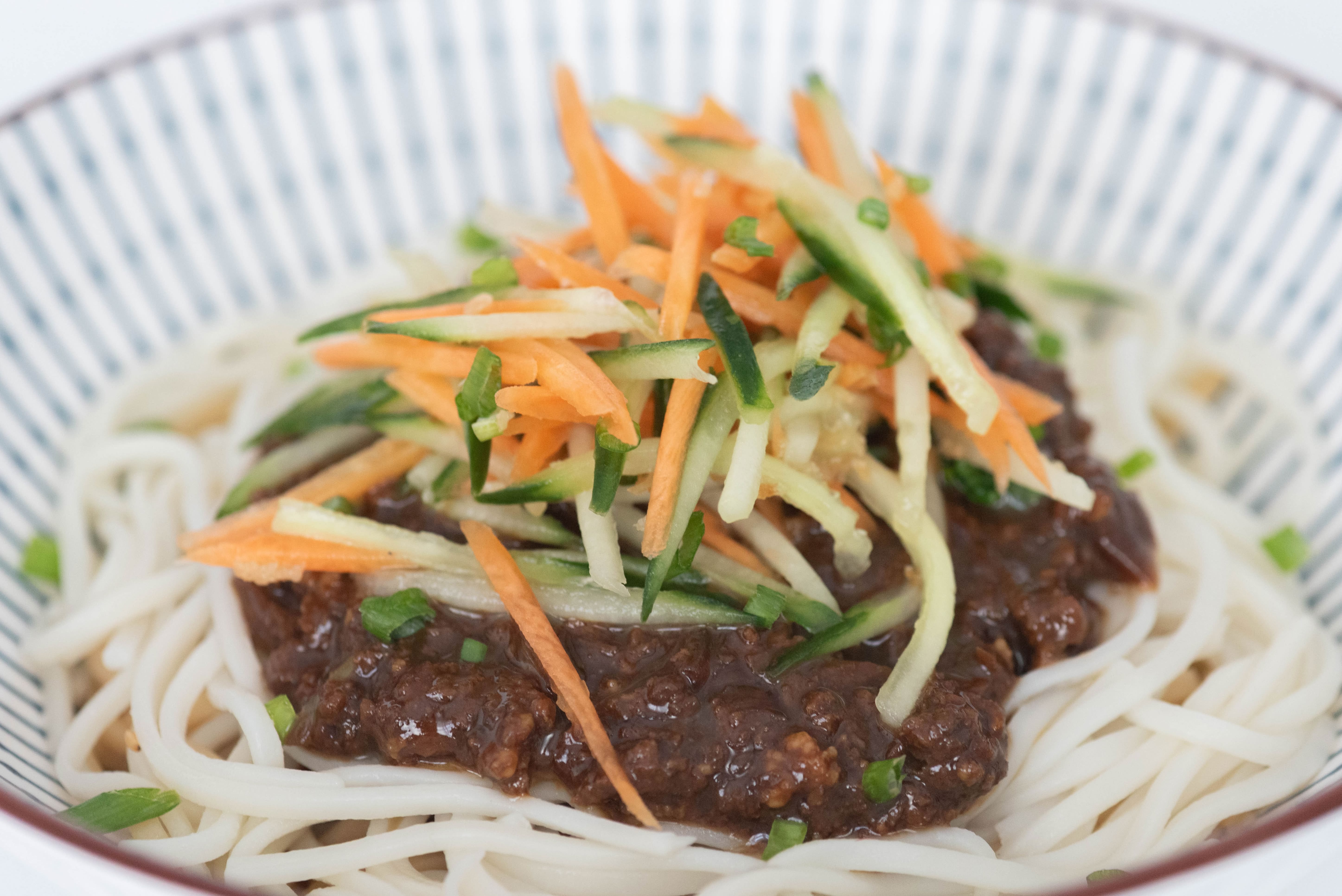 Nouilles au porc sauce épicée