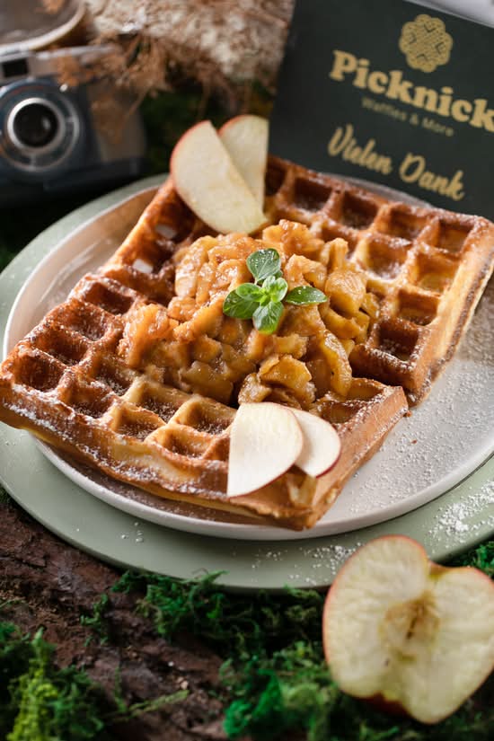 Vegane Waffel Zimt-Äpfel mit Nüssen