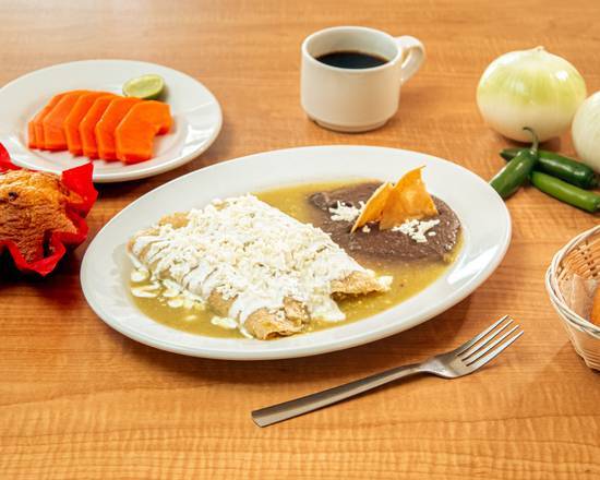 Enchiladas con pollo con frijoles refritos