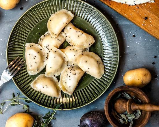 Pierogi Premium z Kozim Serem i Czarnuszką