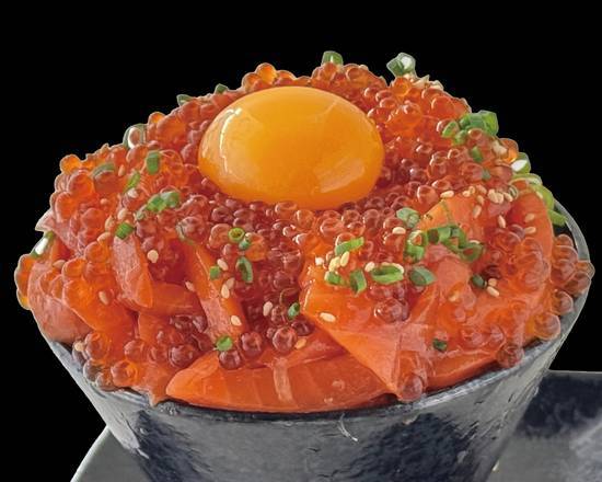 たっぷりいくらサーモンユッケ丼