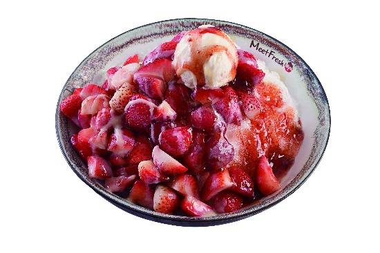 Fresh Strawberry Shaved Ice with Condensed Milk (Glace pilée aux fraises fraîches avec lait concentré) (草莓牛奶冰)