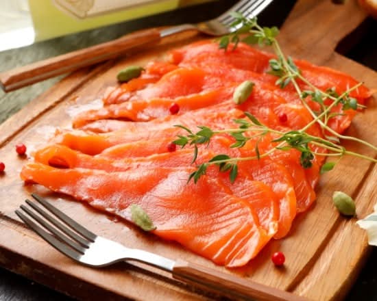 成城石井　スモークサーモンスライス　130g　J-113