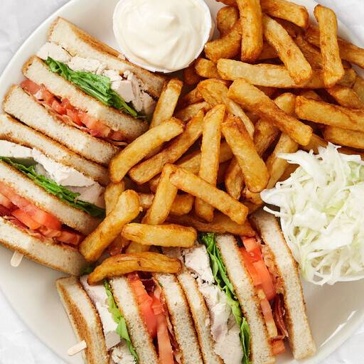 Club sandwich avec frites / Club Sandwich with fries