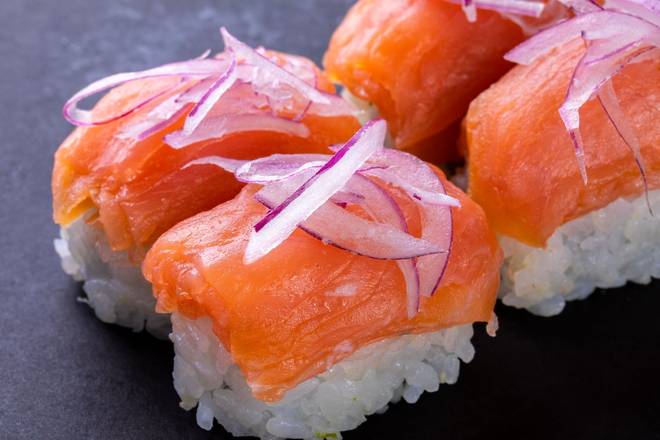 (f049) Philly Salmon Roll