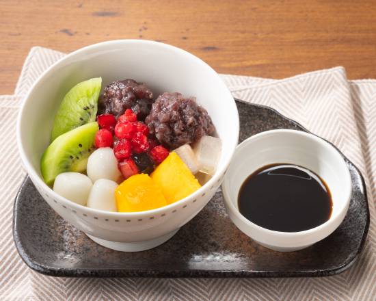 白玉あ��んみつ Anmitsu (incl. agar jelly, bean jam) Topped with Rice Balls