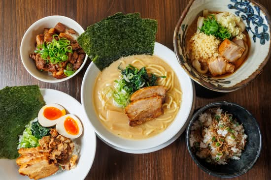 醤油豚骨ラーメンと煮豚卵めし　きんいろ