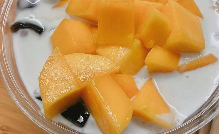 Mango With Grass Jelly and Coco Milk 芒果椰汁仙草