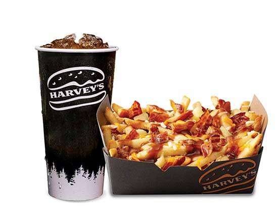 Poutine Bacon double fromage, grand format avec boisson gazeuse 20 oz / Large Bacon Double Cheese Poutine with 20 oz Soft Drink