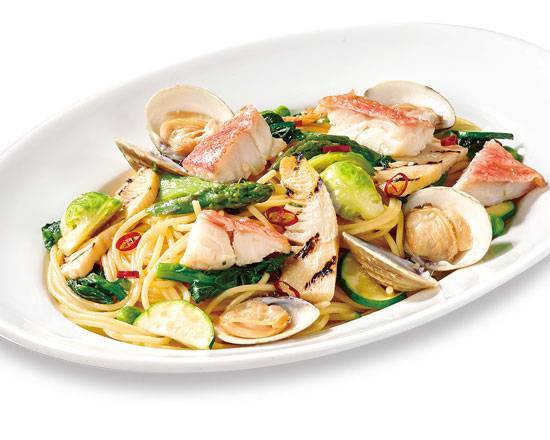 ハマグリと春野菜、白身魚のペペロンチーノ Peperoncino with Clams, spring vegetables, and seafood