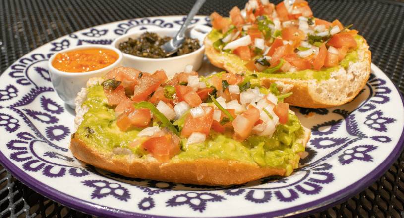 Tostada de aguacate Mexicana