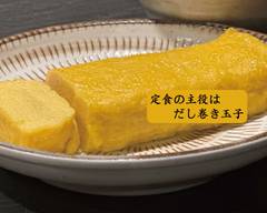 定食の主役はだし巻き玉子 The star of the set meal is the dashimaki tamago (rolled egg )