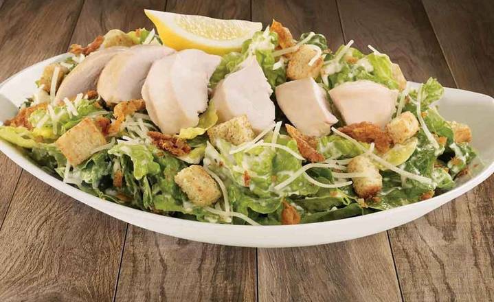 Salade César St-Hubert avec poulet au choix. / St-Hubert Caesar salad with your choice of chicken