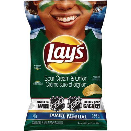 Lay's Sour Cream & Onion Potato Chips (255 g)