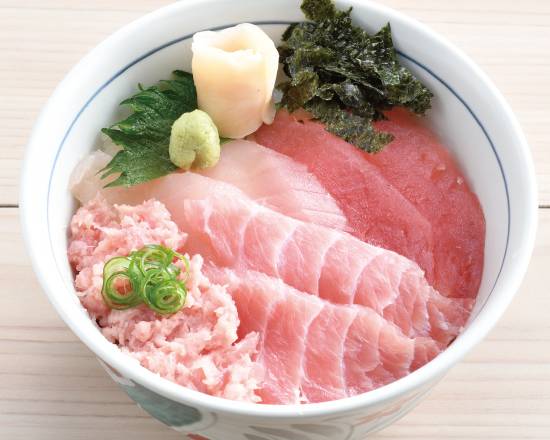 まぐろ四色丼 Four-Color Tuna Sushi Bowl