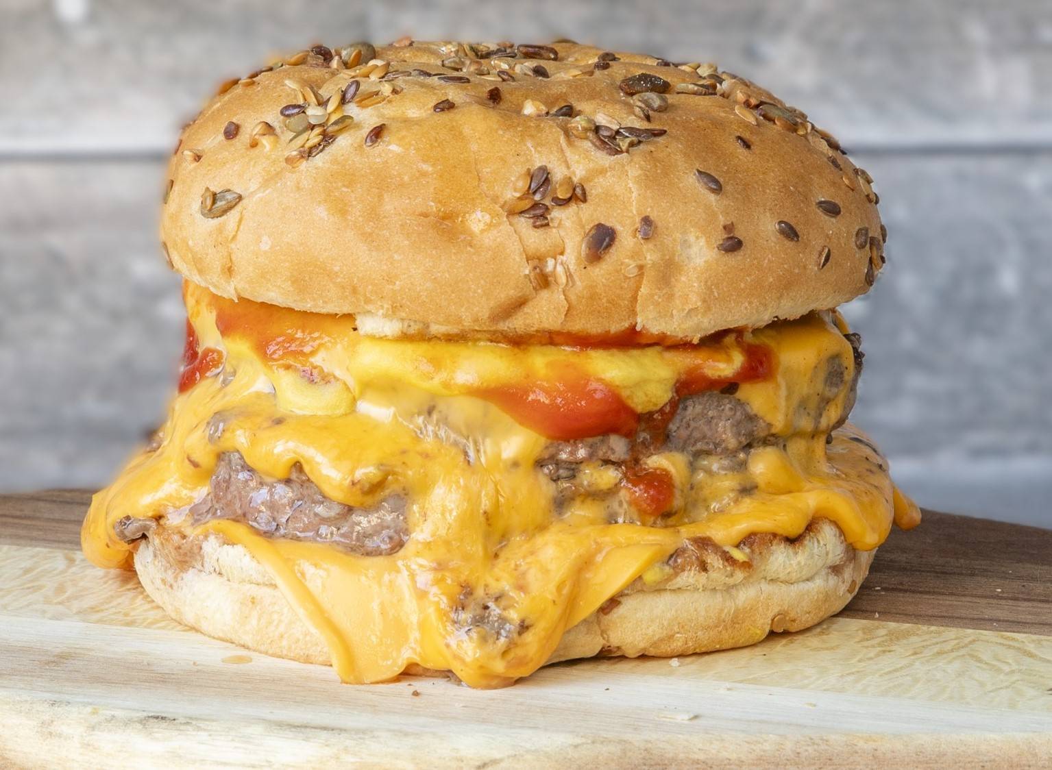 Burger  Cheeseburger Steak Angus 150g et son cornet de frites maison🍔🧀