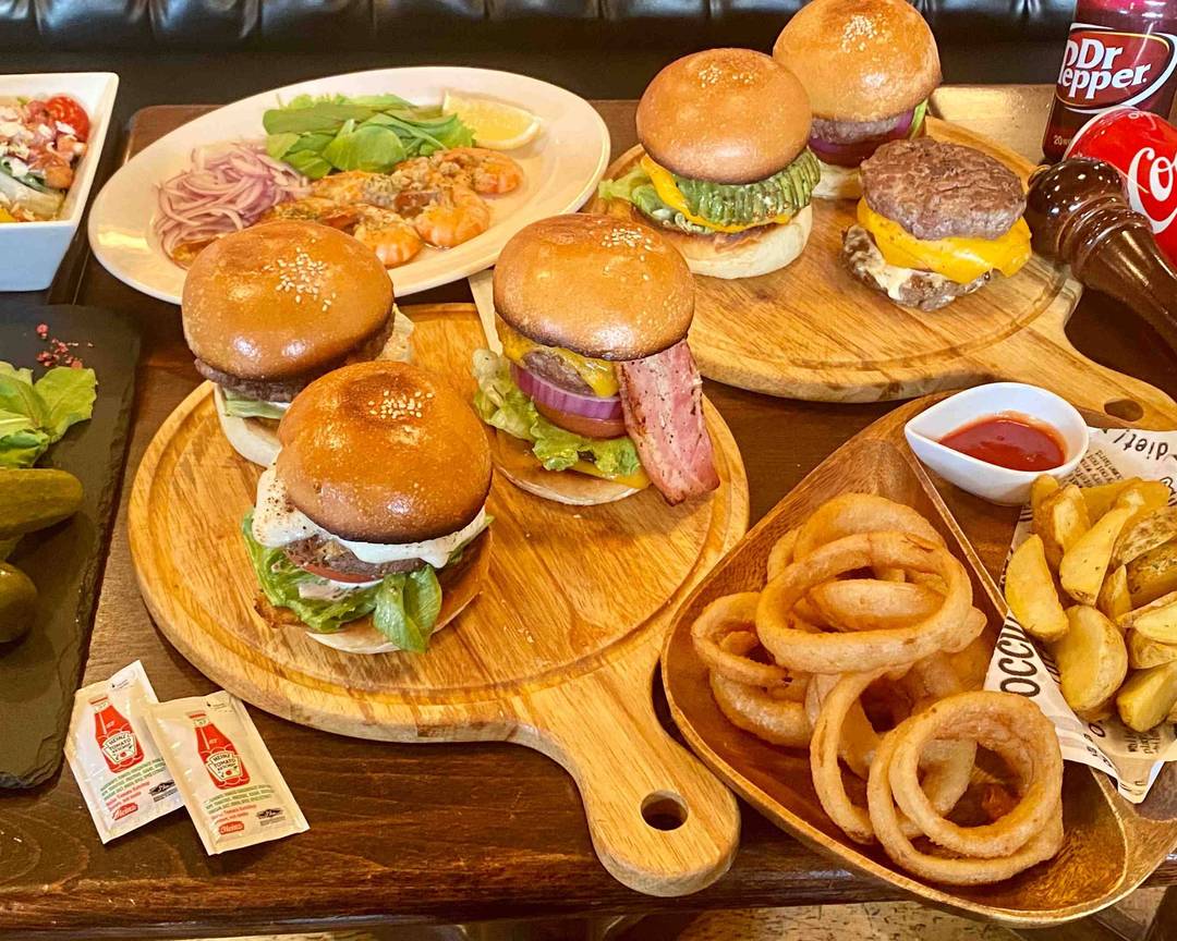 ハンバーガー　プロフ必読 名前がまだないバーガーが先行発売していたので、食べて名前を