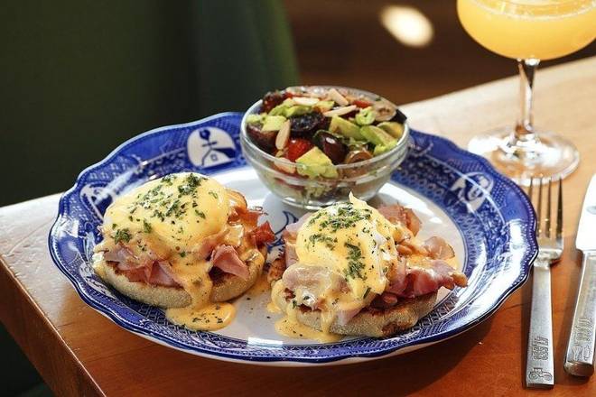 Traditional Ham Benedict