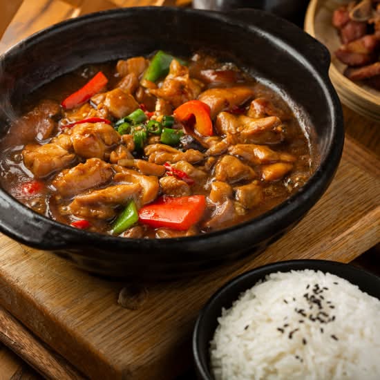 无骨黄焖鸡米饭 Braised Chicken With Rice (Boneless)