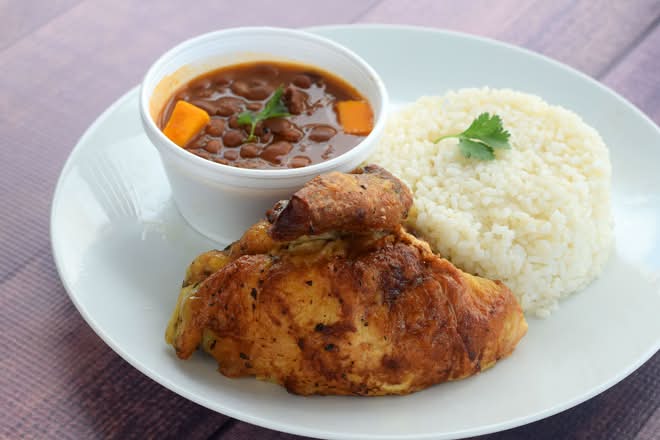 Combo 1 1/4 Pollo con 1 Acompañante & Refresco o Agua