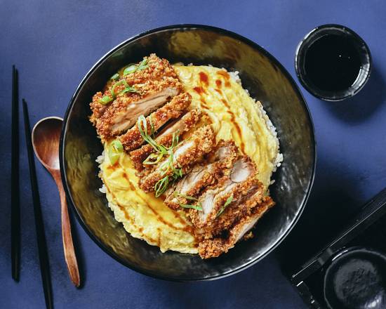 Torikatsu don 🍚🐔 Poulet mariné et pané sur un riz au vinaigre de riz et omelette