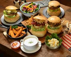 新宿御苑前で10年。こだわりのハンバーガー専門店 CHATTY CHATTY