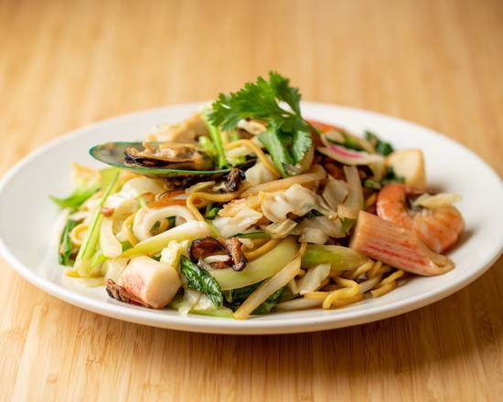Stir-Fried Noodle with Seafood (海鮮炒麵)