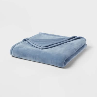 Room Essentials Full/Queen Solid Plush Blanket, Blue