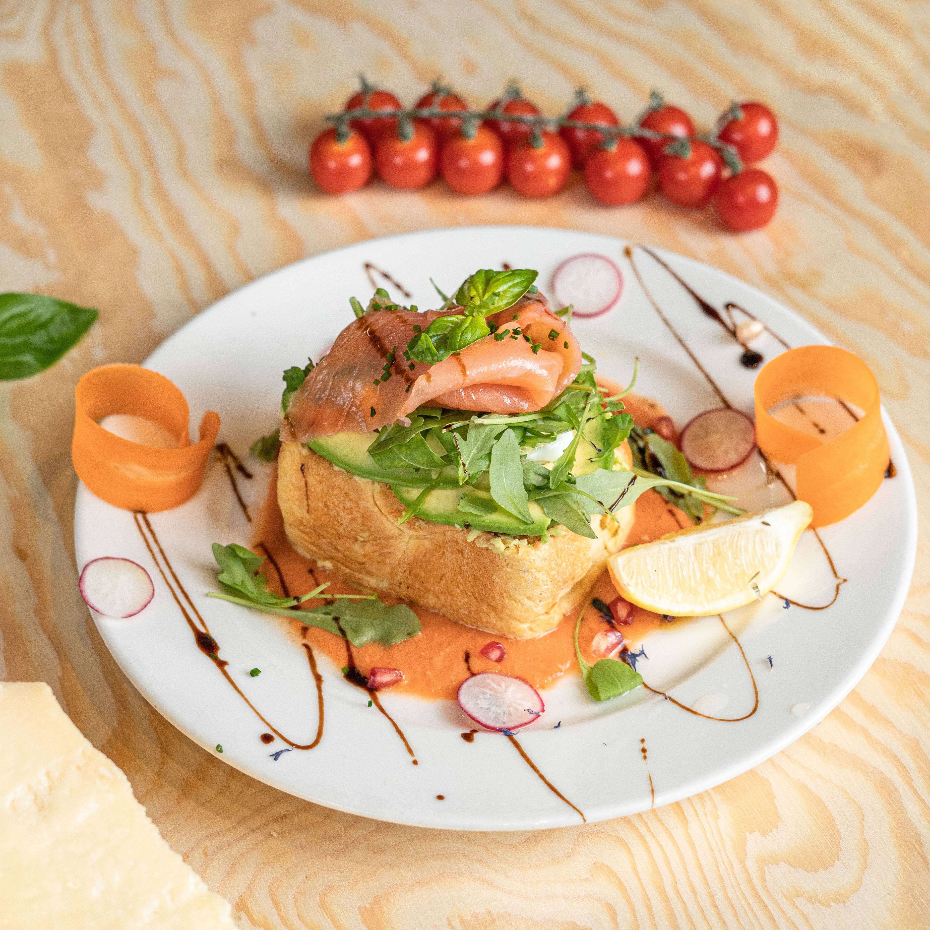 Toast saumon avocat
