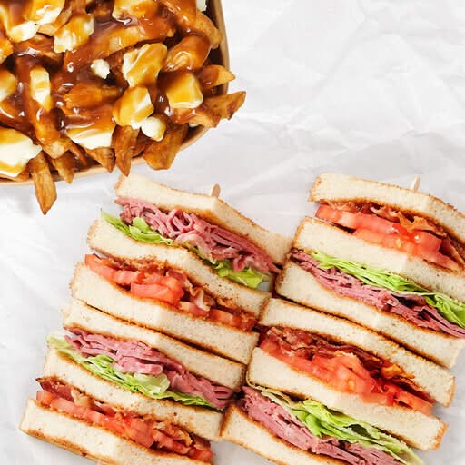 Club à la viande fumée avec poutine / Club smoked meat with poutine