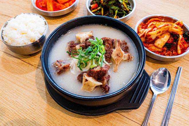 6. 꼬리 곰탕 / Ox Tail Soup