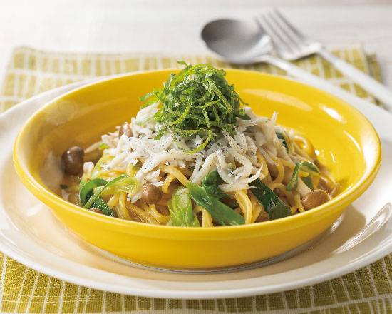 しらすと九条ねぎの出汁醤油 Pasta Cooked in Boiled Whitebait and Kujo Green Onion Soup Stock with Soy Sauce