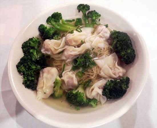 9. Soupe won ton aux crevettes avec nouilles / Won Ton Soup with Noodles / 云吞汤面