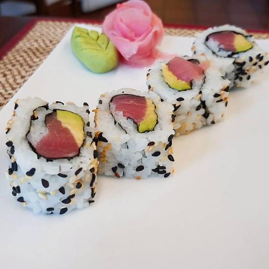 831 - Tuna Inside Out Roll
