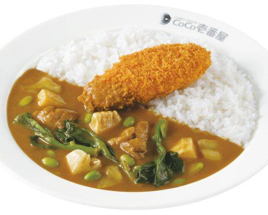 チキンと春の彩りカレー＋天然国産鮭フライ(1本) Chicken and spring vegetable curry with deep-fried wild Japanese salmon (1 pc)