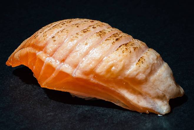 Nigiri à la mode Tataki saumon