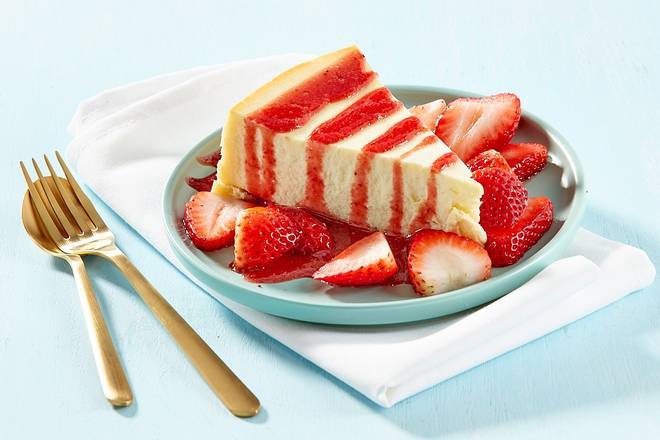 New York Style Cheesecake: Strawberries & Strawberry Sauce