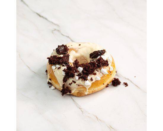 Chocolate cake & meringue with white chocolate sauce - Doughnut