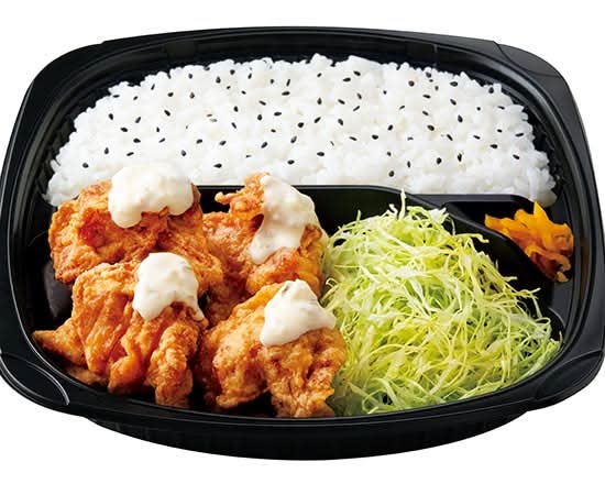 若鶏の唐揚げ弁当（醤油��味）～２種の醤油使用～（タルタルつき) Deep-fried broiler chicken lunch box (soy sauce flavor) with two kinds of soy sauce (with tartar sauce)