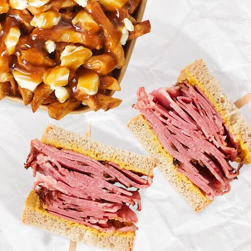 Sandwich à la viande fumée avec poutine / Smoked meat sandwich with poutine