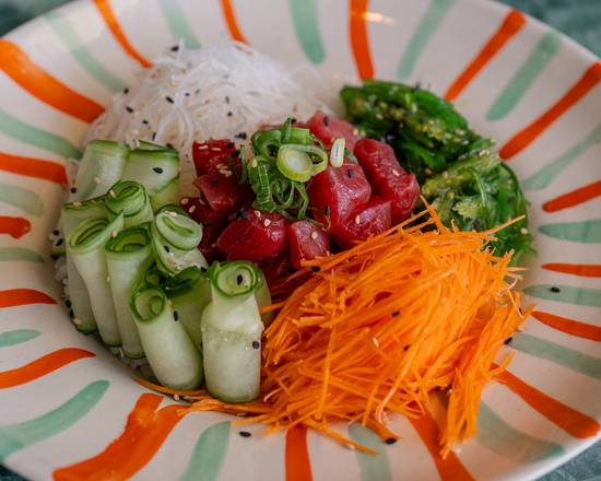 Poké de atún con pepino y alga wakame